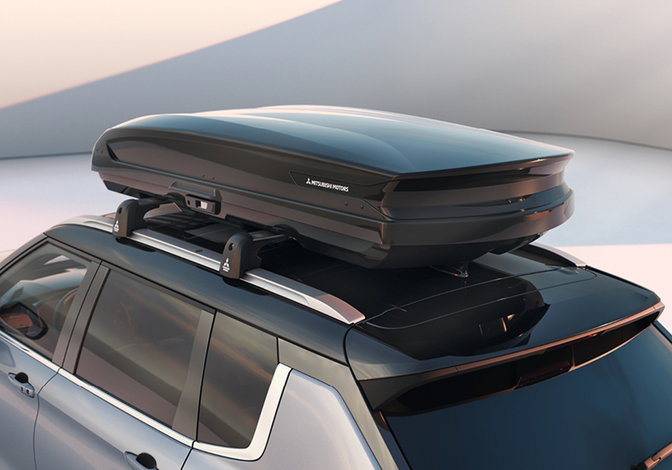 Aerodynamische Dachbox montiert auf dem Dachträger des Mitsubishi Outlander 